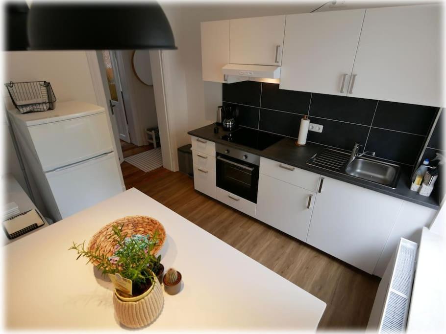 Gemuetlich - 2 Zimmer-Altbau, 24H Check-In Кил Екстериор снимка