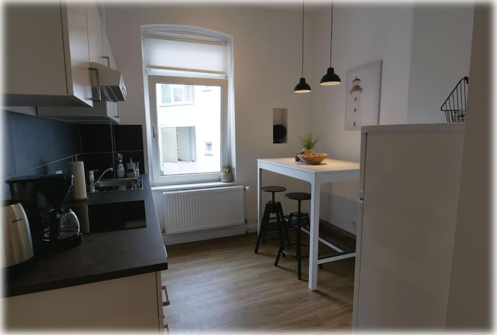 Gemuetlich - 2 Zimmer-Altbau, 24H Check-In Кил Екстериор снимка