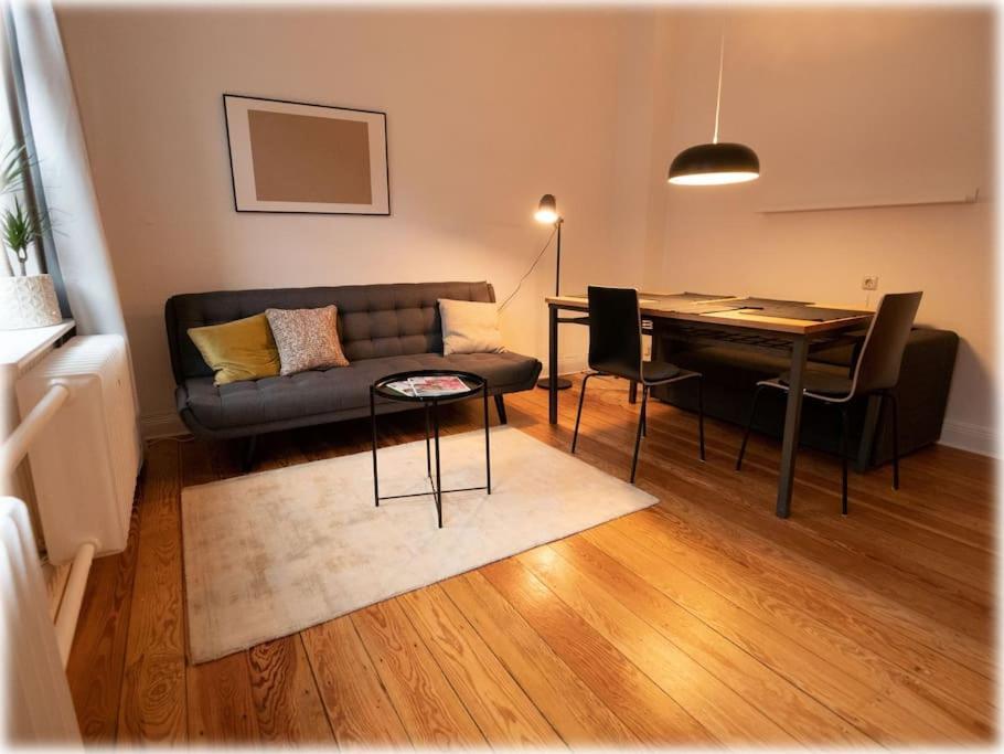 Gemuetlich - 2 Zimmer-Altbau, 24H Check-In Кил Екстериор снимка